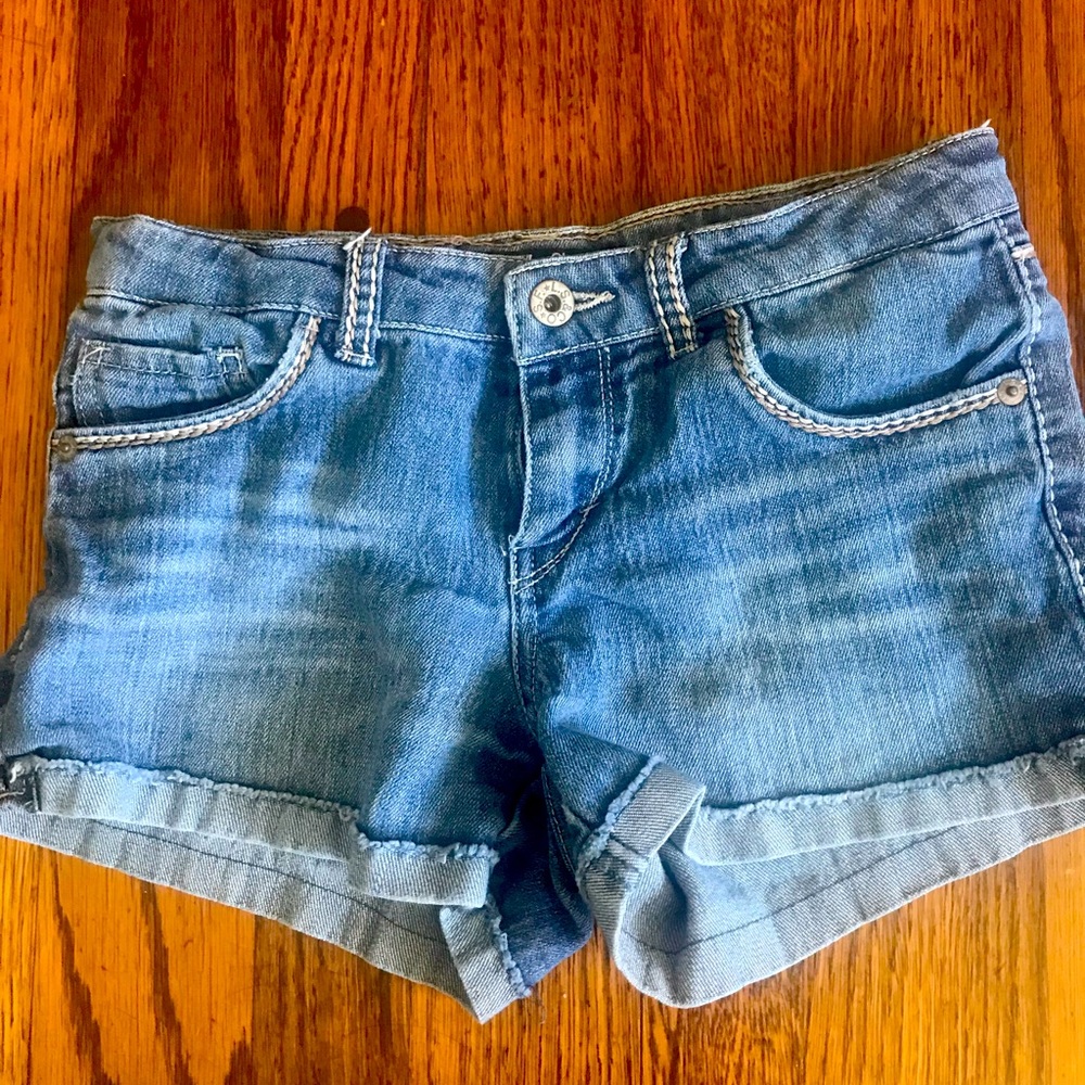 Levi’s Girlfriend Shorty Shorts